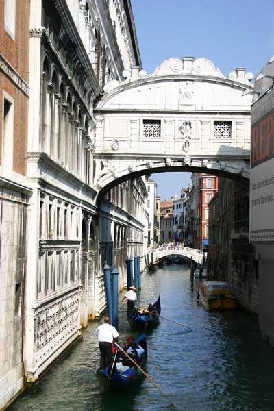 Le pont des soupirs le pont des prisonniers que l'on menait du Tribunal à la prison à Venise.