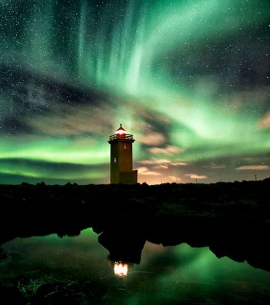 phares-majestueux-une-aurore-boreale-autour-d-un-phare-en-islande_149423_w620